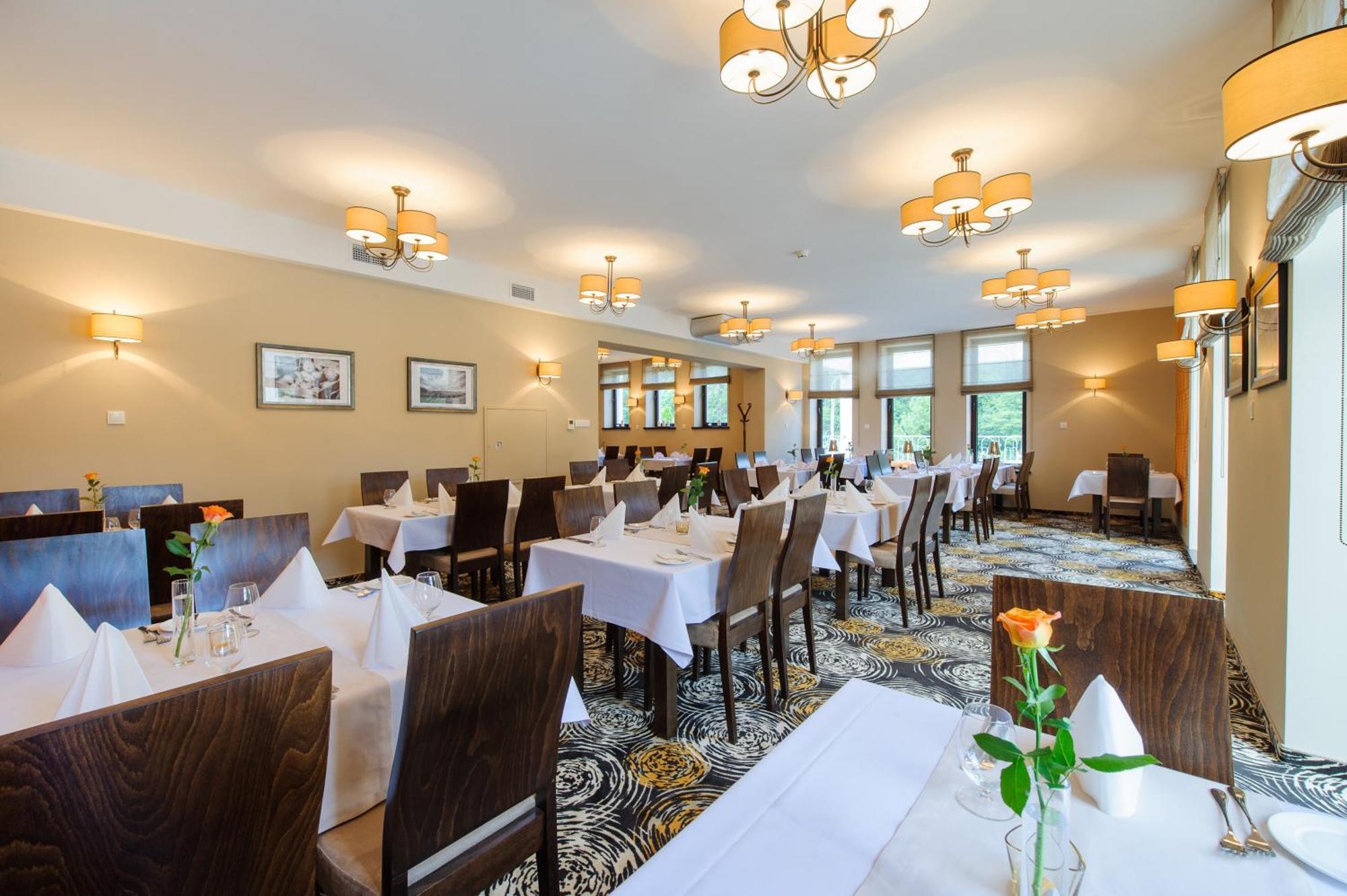 Hotel Trzebnica Buitenkant foto