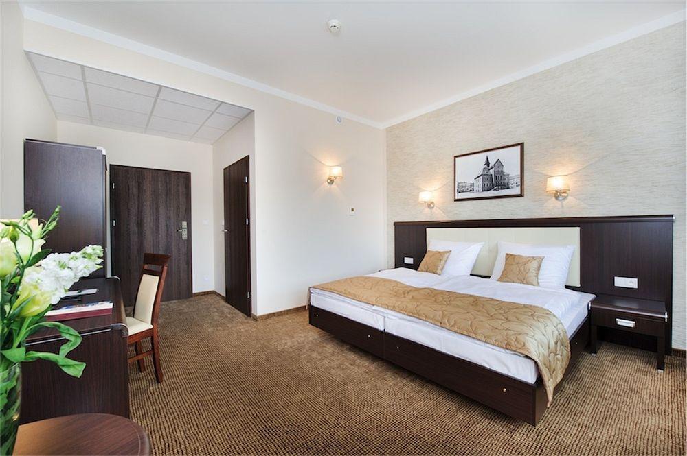 Hotel Trzebnica Buitenkant foto