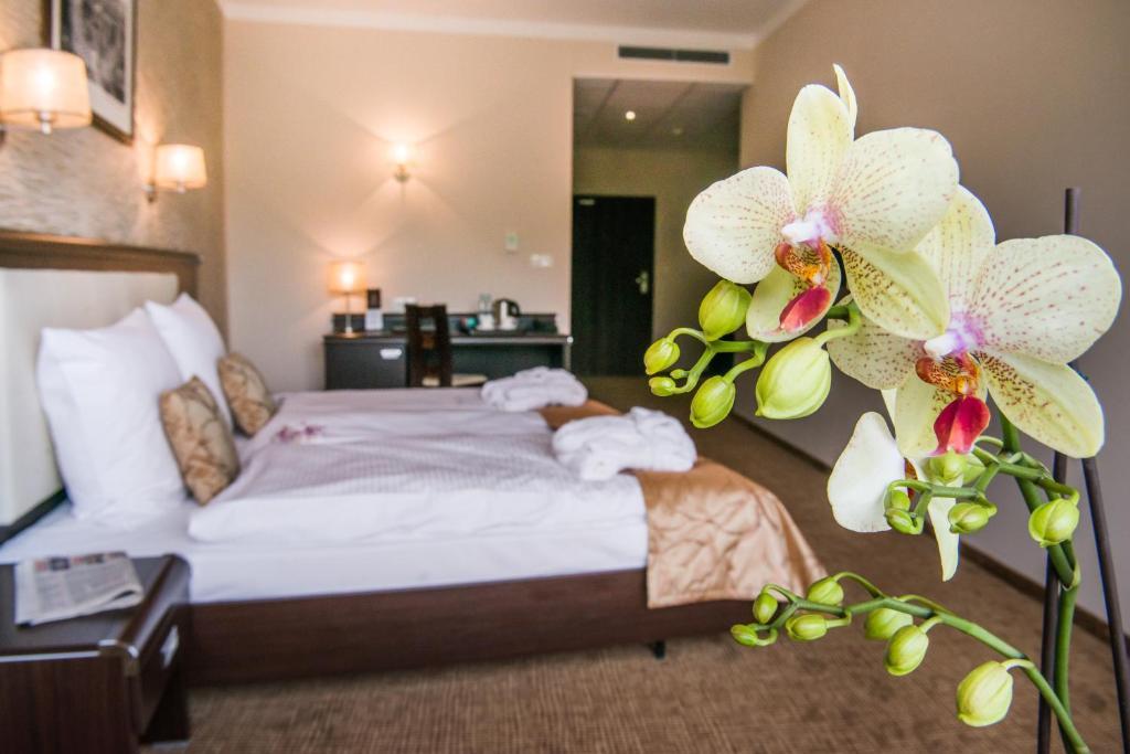 Hotel Trzebnica Buitenkant foto