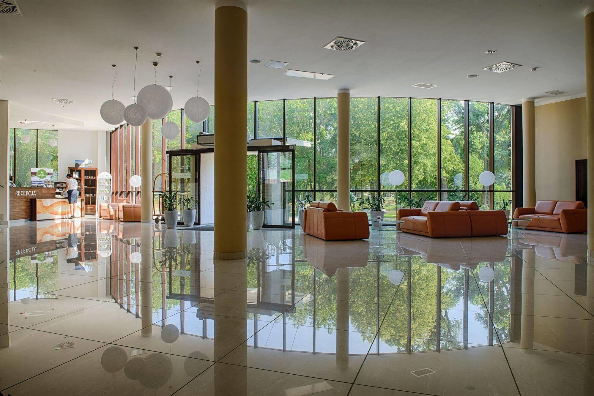 Hotel Trzebnica Buitenkant foto