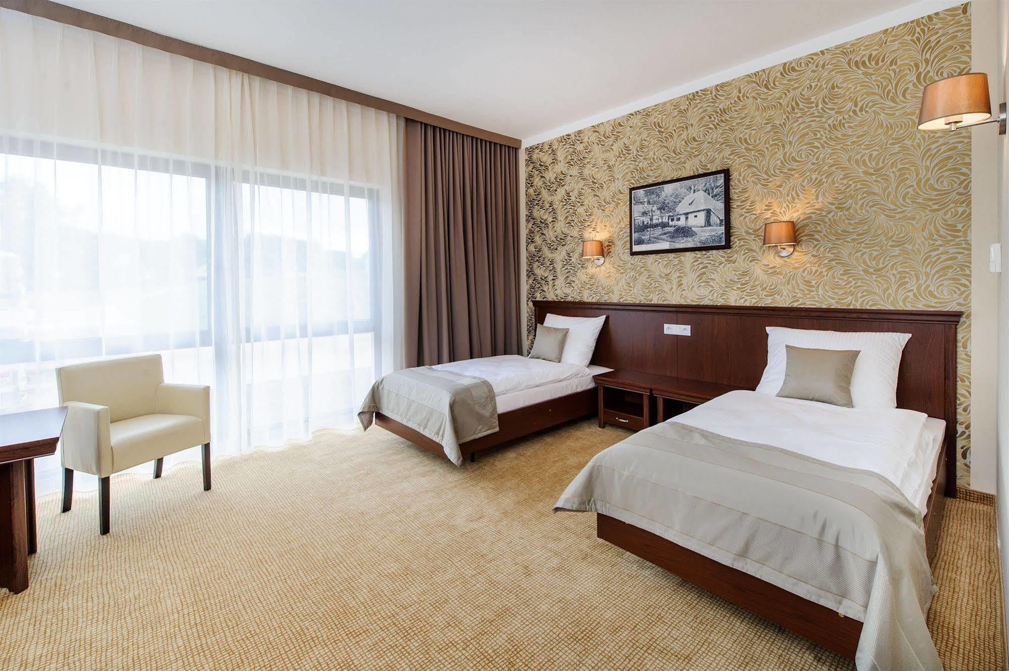Hotel Trzebnica Buitenkant foto