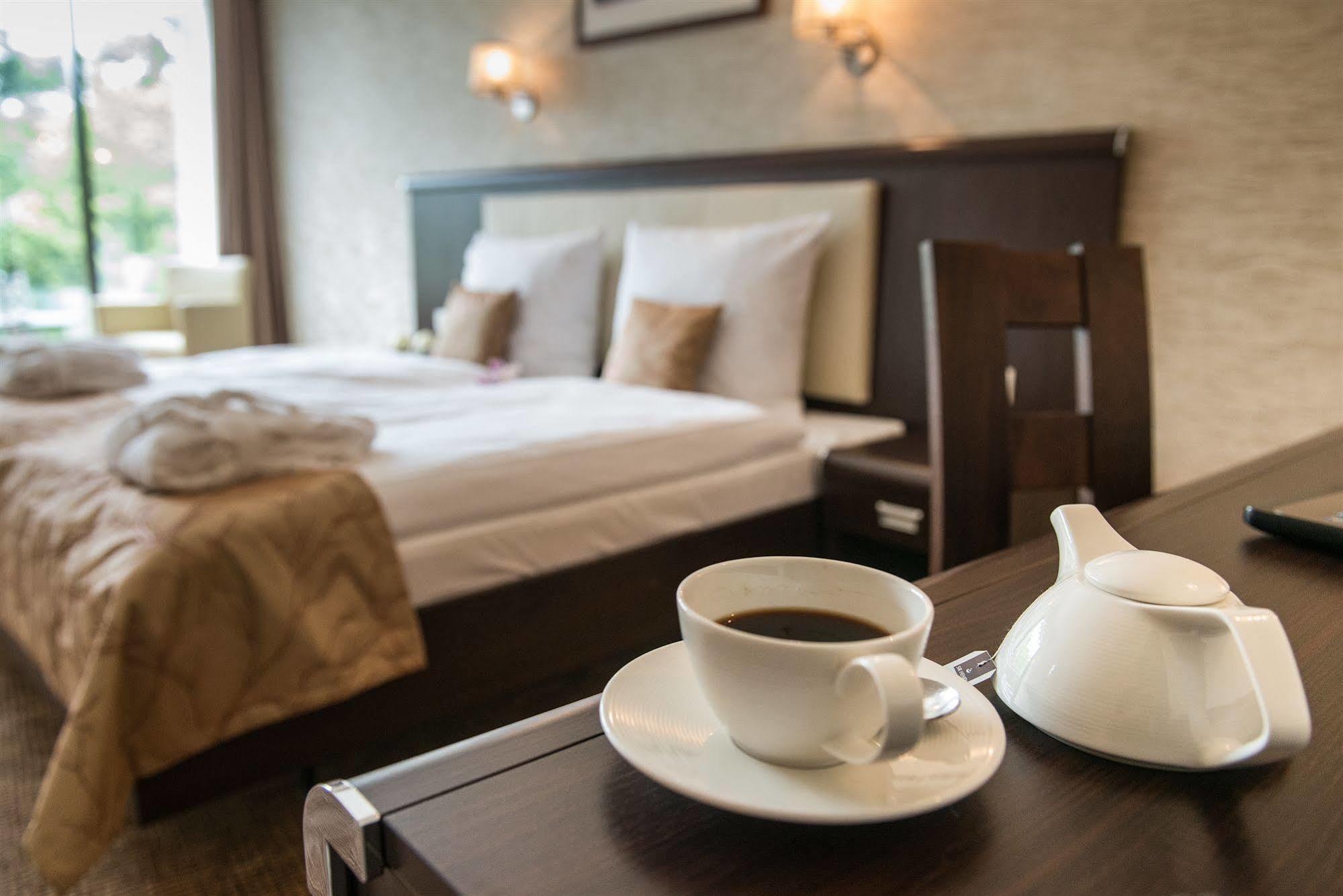 Hotel Trzebnica Buitenkant foto