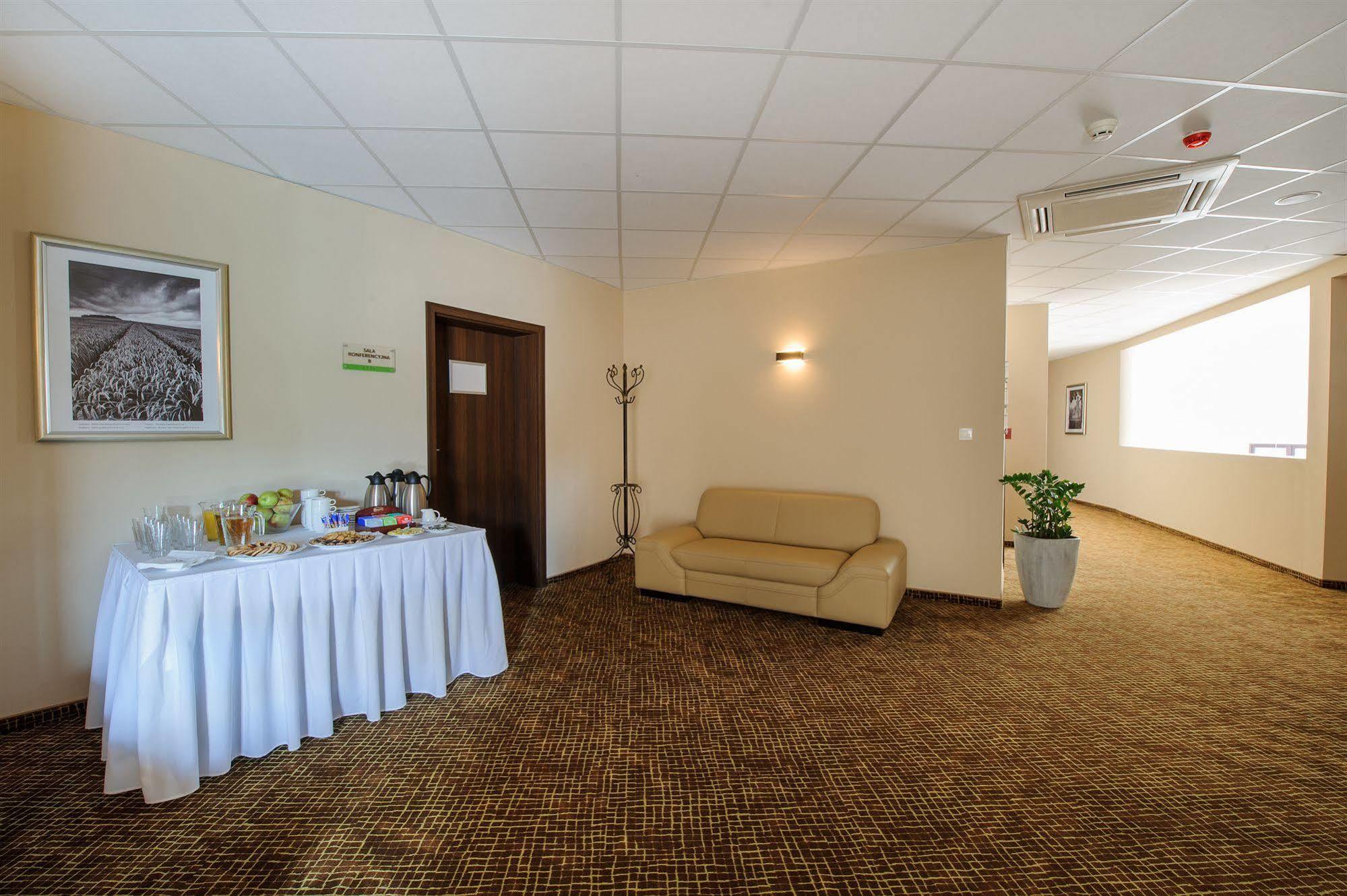 Hotel Trzebnica Buitenkant foto