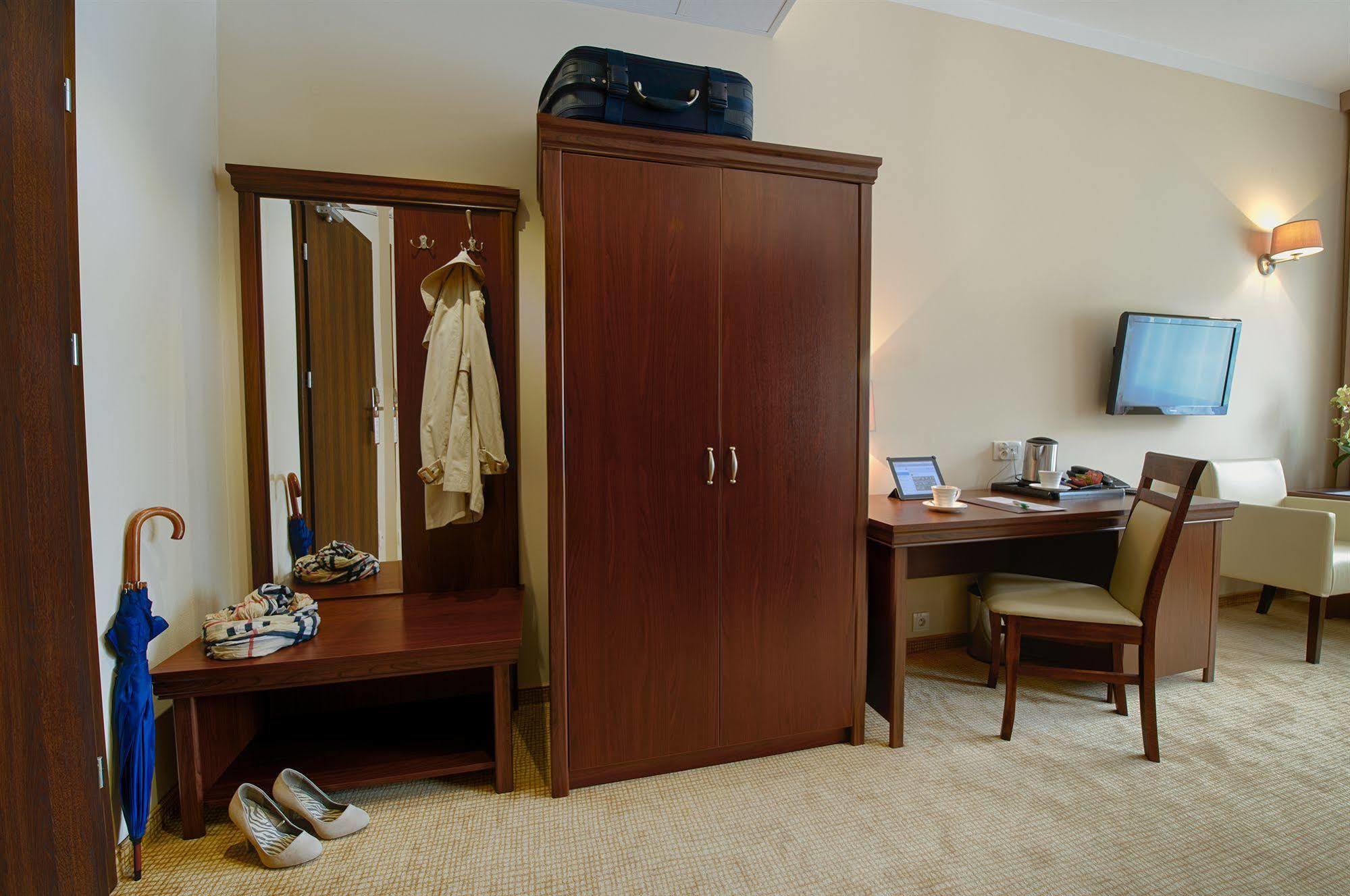 Hotel Trzebnica Buitenkant foto